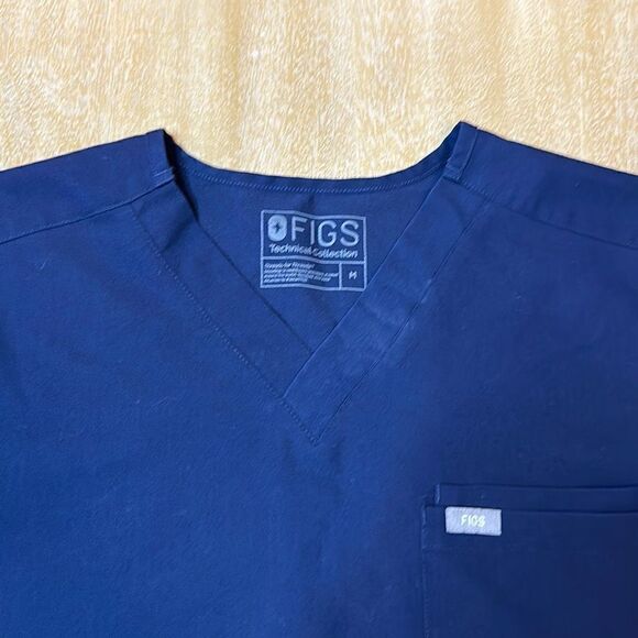 FIGS Leon Three-Pocket Scrub Top - Picture 2 of 6